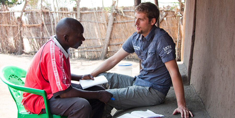 Missionar Tobias Müller im Gespräch mit einem Malawier. Foto: Elke Pfrommer/Liebenzeller Mission