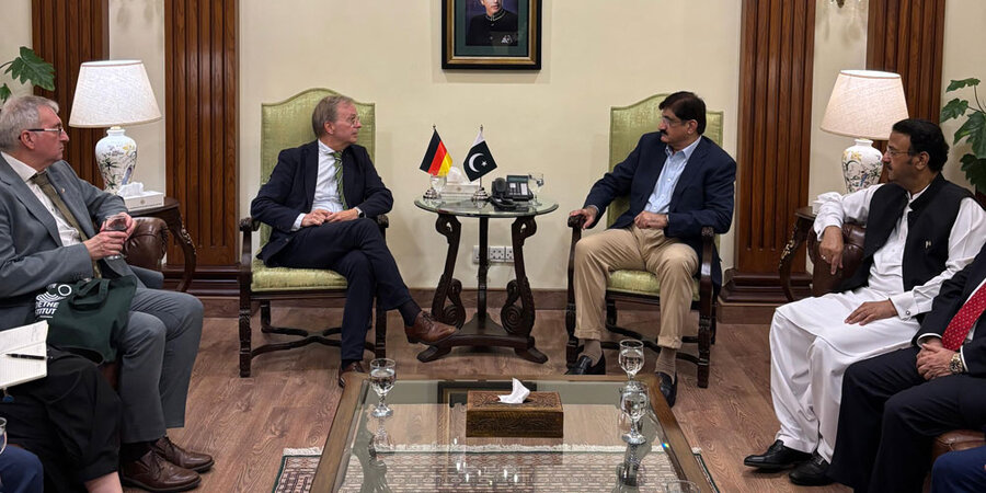 Thomas Rachel im Gespräch mit dem Ministerpräsidenten der südlichen Provinz Sindh Syed Murad Ali Shah.