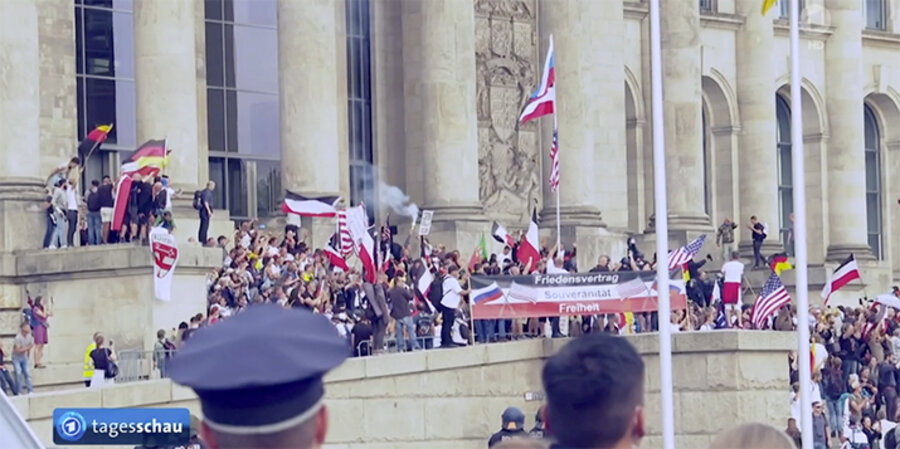 Mehrere Demonstranten drangen gewaltsam bis zum Reichstagsgebäude vor und versuchten, ihn zu stürmen. Polizisten konnten sie daran hindern. Screenshot: ARD