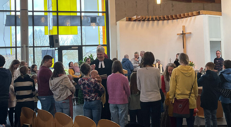 Gemeinsames Abendmahl im gut gefüllten Kirchenraum. Foto: Versöhnungskirche Plauen