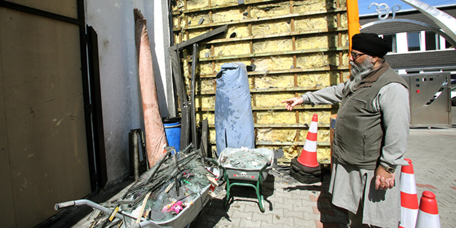 Joginer Singh, ein Prediger des Sikh-Gemeindezentrums, steht beim zerstörten Eingangsbereich des Gebetshauses. Foto: picture-alliance/dpa