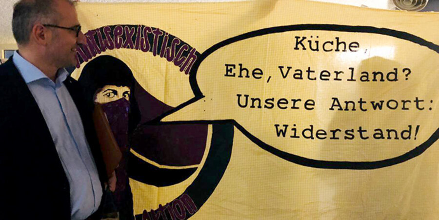 Der Projektleiter der überkonfessionellen Lebensschutz-Initiative „1000plus“, Kristijan Aufiero vor einem Protesttransparent. Foto: Privat