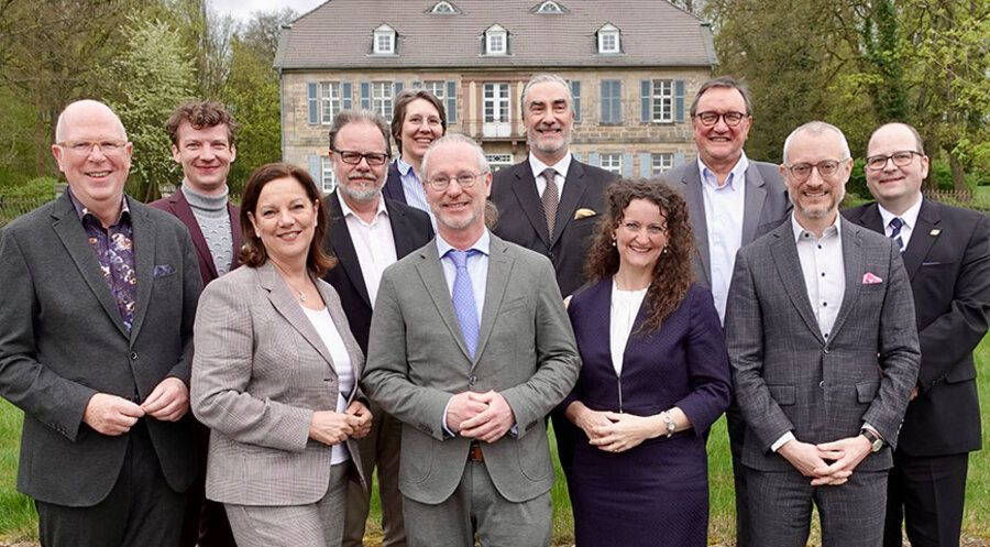 v. l.: Rainer Wälde, Jonathan Lösel, Ilona Dörr-Wälde, Frank Heinrich, Dr. med. Marion Hulverscheidt. Dr. Thomas Nisslmüller, Fabrizio Baron Galli Zugaro, Glaudia Chestnut, Professor Dr. Martin Hain, Dr. Johannes Hartl, Christian Heller. Foto: Alexandra Kuhse