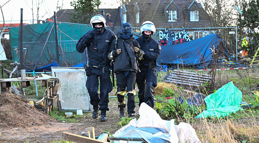 Rund 1.000 meist vermummte „Störer“ haben laut Polizeiangaben versucht, bei den Protesten am 14. Januar auf abgesperrtes Gelände zu gelangen. Foto: Picture Alliance/dpa/Federico Gambarini