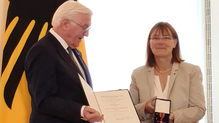 Bundespräsident Frank-Walter Steinmeier überreicht Petra Densborn den Verdienstorden am Bande der Bundesrepublik Deutschland. Foto: CJD