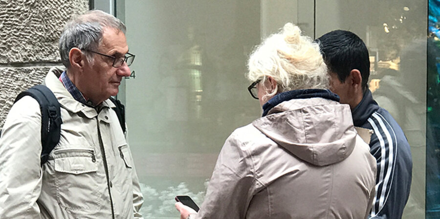In Zweiergruppen sprachen die Christen mit Passanten über den christlichen Glauben. Foto: Johannes Müller