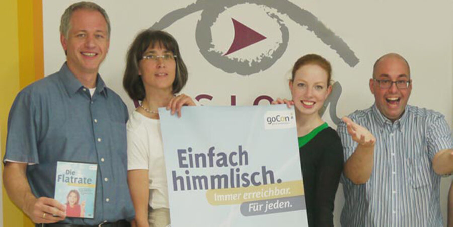 Ein Teil des Teams von "VisioM" mit dem Aktionsplakat. Foto: PR