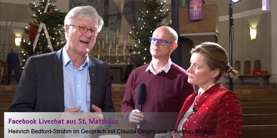 v. l.: Der EKD-Ratsvorsitzende, Landesbischof Heinrich Bedford-Strohm zusammen mit dem Pressesprecher der bayerischen Landeskirche, Johannes Minkus, und der Chefredakteurin der Evangelischen Funkagentur, Claudia Dinges.