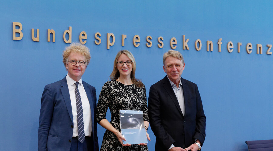 Der Deutsche Ethikrat, v.l.n.r.:  Prof. Dr. Andreas Lob-Hüdepohl, Prof. Dr. Alena Buyx und Prof. Dr. Helmut Frister. Foto: Picture Alliance/Jürgen Heinrich