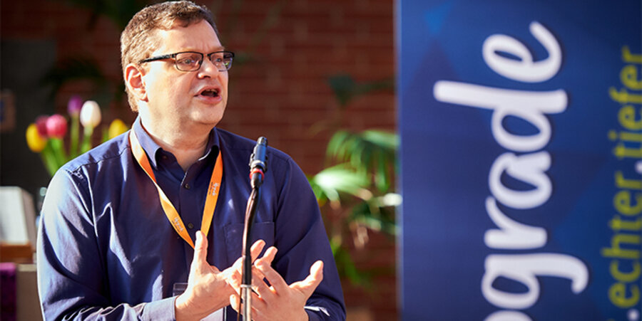 Theologieprofessor Thorsten Dietz bei seinem Vortrag auf dem Kongress „Upgrade 2019 – weiter.echter.tiefer“ des Evangelischen Gnadauer Gemeinschaftsverbandes. Foto: idea/Wolfgang Köbke