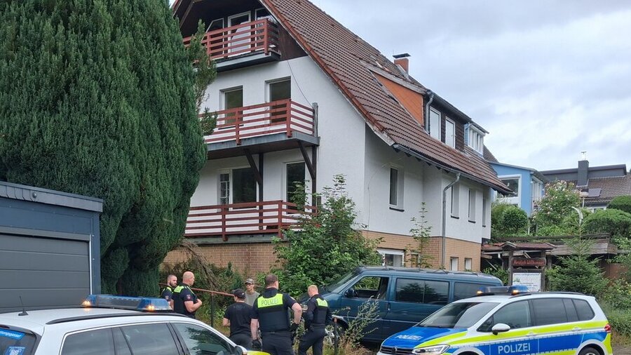 Polizeibeamte begutachten den Schaden an der „Villa Upstairs“. 