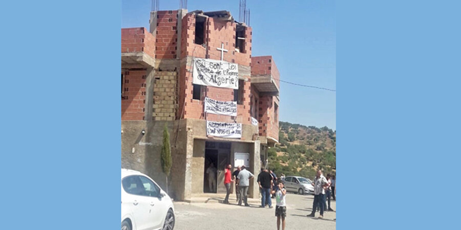 Christen versuchten die Schließungen der Kirchen zu verhindern, doch waren erfolglos. Foto: Morning Star News 