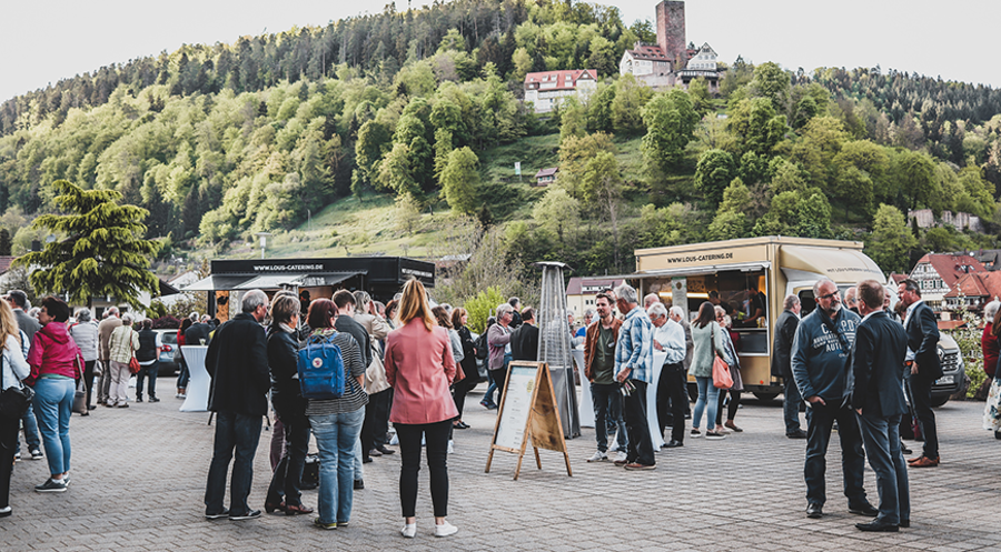 Bei herrlichem Wetter verköstigten mehrere Foodtrucks die Gäste. Foto: Felizitas Hofmann