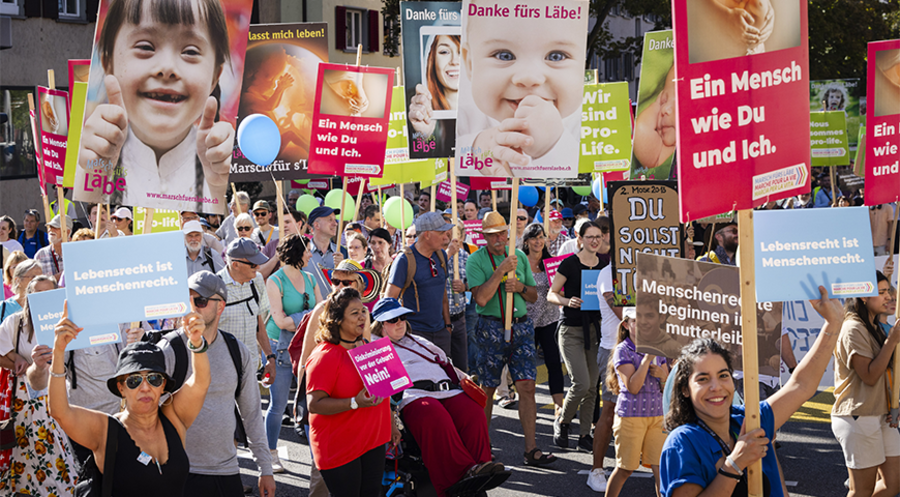 Unter dem Motto „Stand up for Life“ plädierten in Zürich rund 1.600 Demonstranten für das Lebensrecht ungeborener Kinder. Foto: picture alliance/KEYSTONE/MICHAEL BUHOLZER