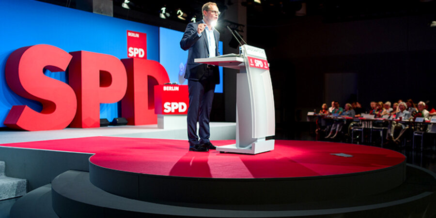 Der Regierende Bürgermeister von Berlin, Manfred Müller, auf dem Landesparteitag der SPD Berlin. Foto: picture-alliance/Gregor Fischer/dpa