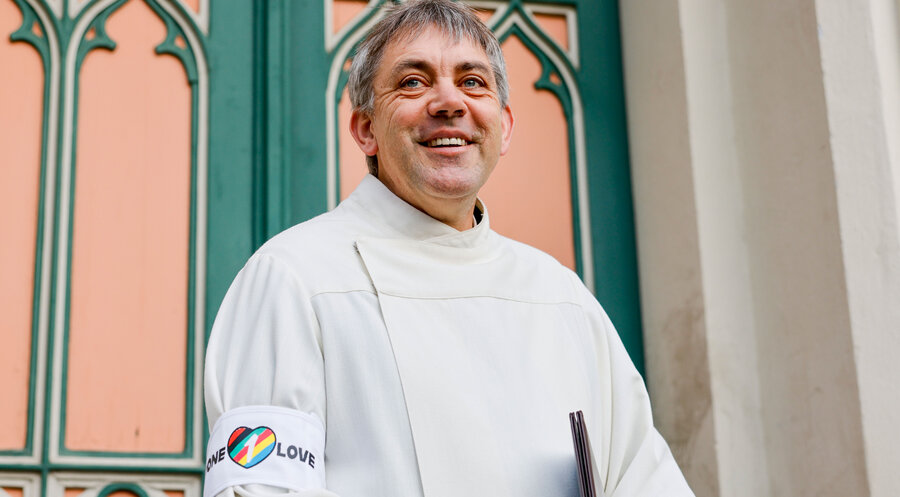 Auch Marcus Friedrich, Pastor der St. Nikolaikirche, trug zum Gottesdienst die sogenannte „One Love“- Binde. Foto: Picture Alliance/Axel Heimken