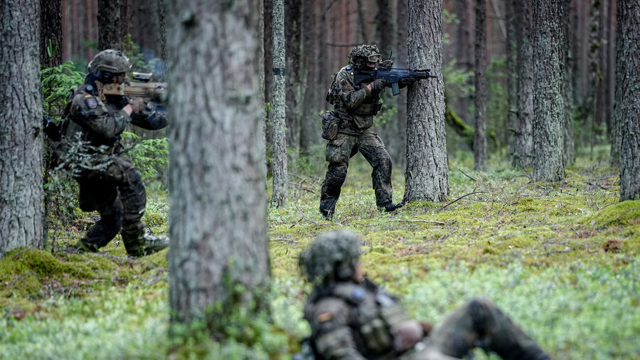Panzergrenadiere der Bundeswehr schießen mit Übungsmunition bei einer Gefechtsübung „Freedom Shield 2026“ in Litauen. 