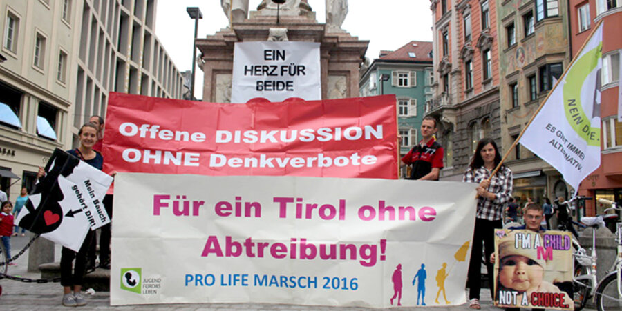 Die Kundgebung der „Jugend für das Leben“ vor der Annasäule in Innsbruck. Foto: jugendfuerdasleben.at