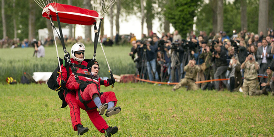 Harry Read (vorne, ohne Helm) kurz vor der Landung nach seinem Tandemsprung. Foto: picture-alliance/empics