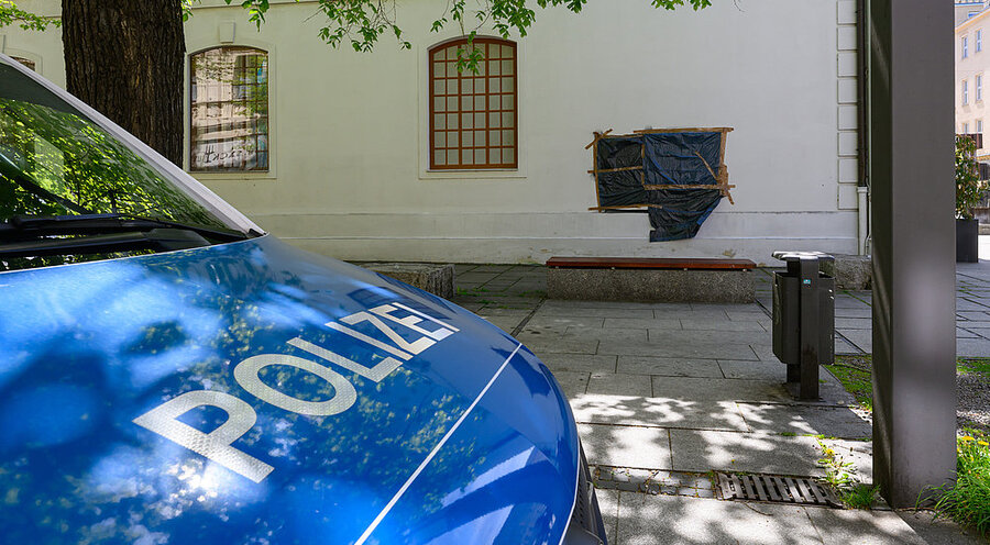 Das an die jüdische Synagoge geschmierte Hakenkreuz wurde inzwischen überdeckt - die Polizei verstärkte den Schutz. Foto: Picture Alliance/Patrick Pleul