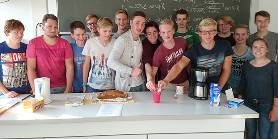 Der Physik-Leistungskurs am Friedrich-Bährens-Gmynasium in Schwerte spendete 62 Euro, nachdem ihr Lehrer von dem 5-Euro-"Talent" einen Kuchen gebacken hatte. Foto: Markus Kemper