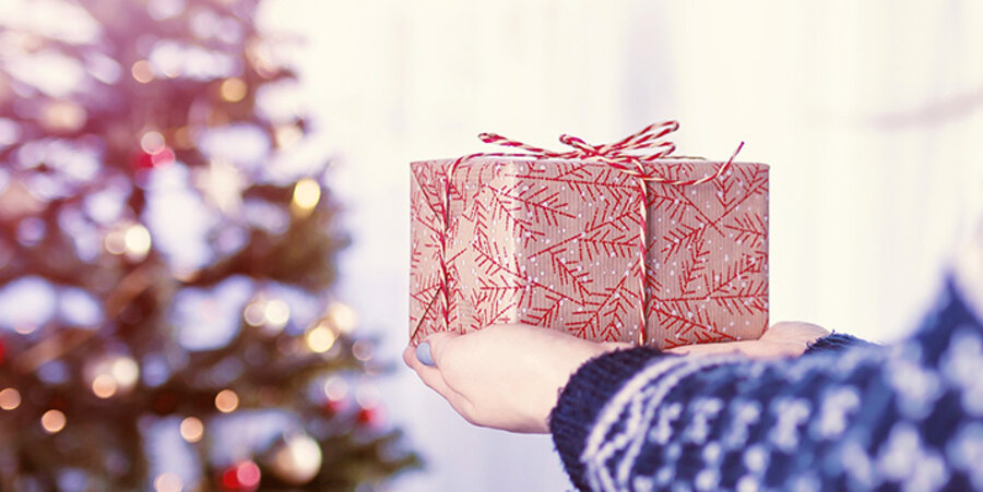 Auch bei der Verpackung der Geschenke könne man viel falsch machen. Kunststofffolien und bunt bedrucktes Papier sollte man vermeiden. Foto: pixabay.com