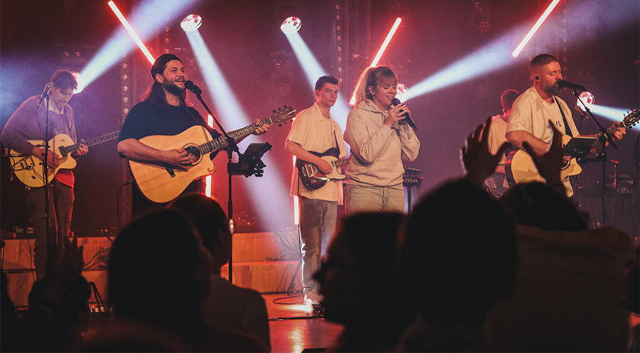 Die „Outbreakband“ performte im Musikprogramm der Osterkonferenz in Gunzenhausen. Foto: Stiftung Hensoltshöhe/Michael Thummert