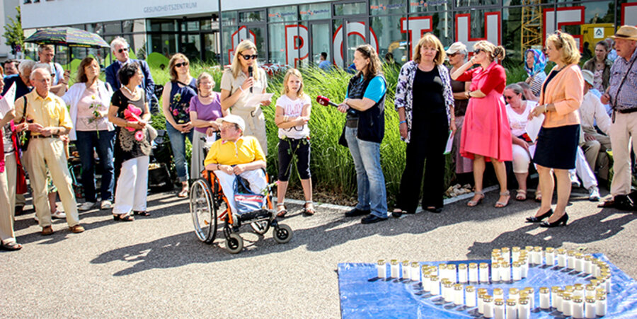 Als Symbol habe man 100 brennende weiße Kerze in Form eines leeren Kinderwagens aufgestellt. Foto: CDL