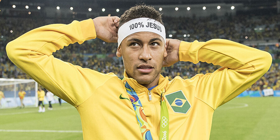 Brasiliens Fußballnationalspieler waren in der Vergangenheit oft durch religiöse Gesten aufgefallen. So trug Kapitän Neymar bei den Olympischen Spielen 2016 ein weißes Stirnband mit der Aufschrift „100 % Jesus“. Foto: picture-alliance/SvenSimon