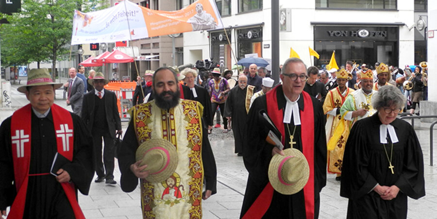 „Wo der Geist Gottes weht, da ist Freiheit“ rief Landesbischof Frank Otfried July die rund 1.000 Besucher zur Fürbitte für Leidende und Verfolgte auf. Foto: Klaus-Peter Grasse
