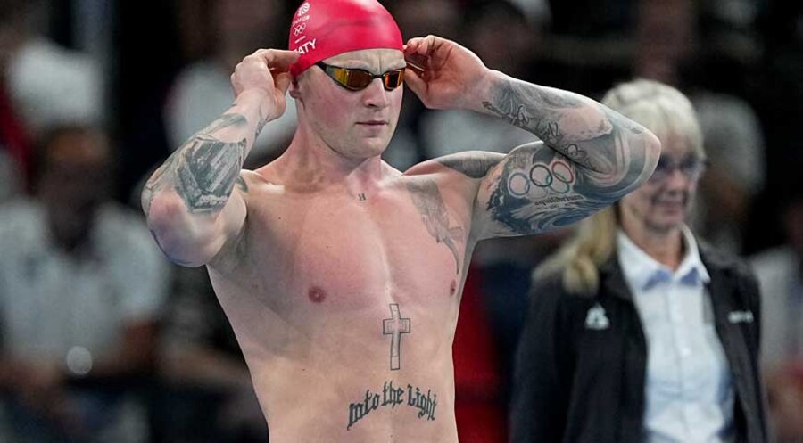 Der Brite Adam Peaty hat ein großes Kreuz-Tattoo auf seinem Oberkörper. Foto: picture alliance/dpa | Michael Kappeler