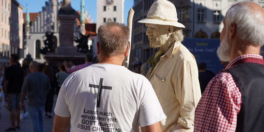 Die Teilnehmer der Konferenz sprachen mit Menschen, die in München unterwegs waren. 