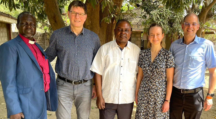 v.r.n.l.: Tobias Köhler, Annika Klein, Bischof Kongi, Uwe Heimowski und Bischof Raphael im Südsudan. Foto: Uwe Heimowski

