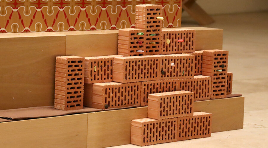 Es besteht auch die Möglichkeit, eigene Klagen aufzuschreiben und diese in einer sogenannten „Klagewand“ vor dem Altar zu hinterlassen. Foto: Sebastian Keller