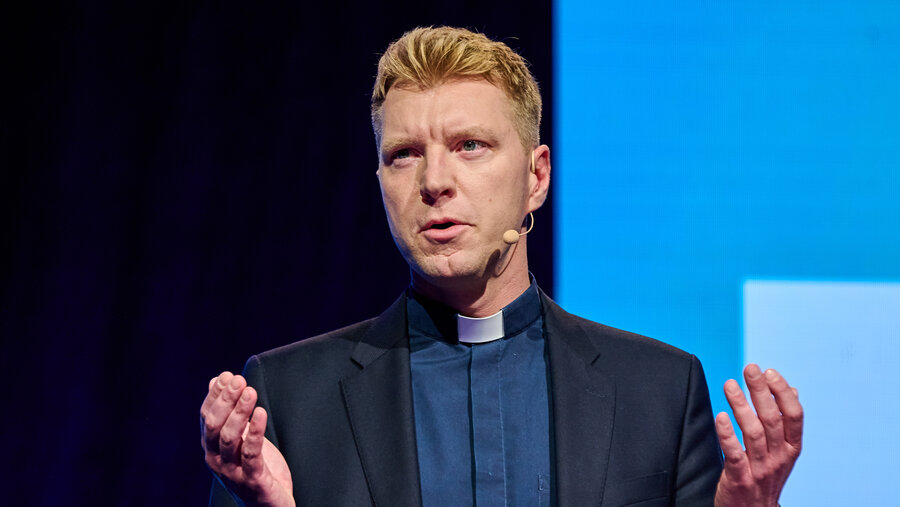 Der Priester und Pro-7-Moderator Nils Petrat. Foto: IDEA/Florian Boillot