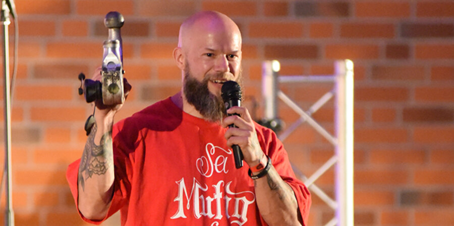 Der Pastor der Christus Gemeinde Wuppertal, Marcus Schneider, bezeichnet sich selbst als „breitesten Pastor Deutschlands". Foto: Andreas Schurian