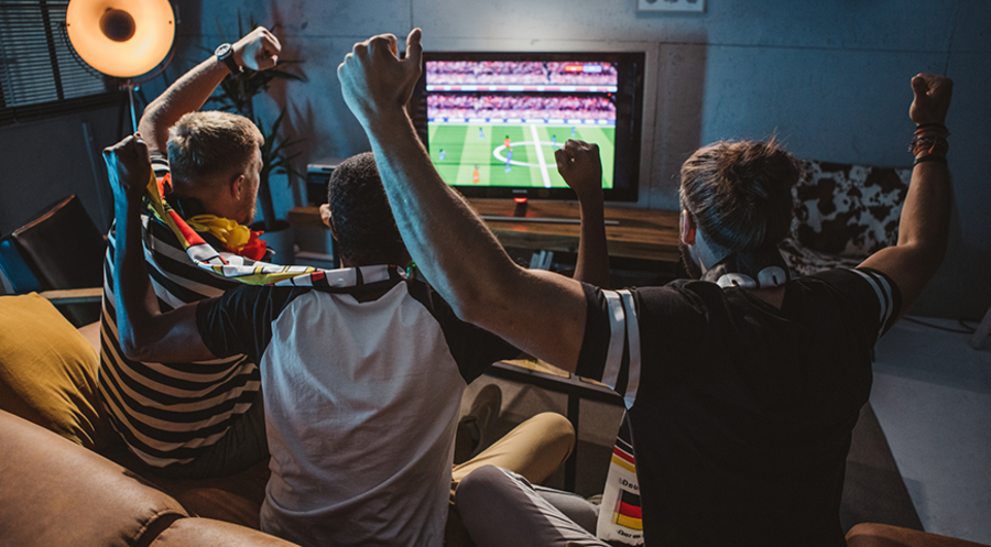 „Statt auf die große WM-Stimmung zu warten, können wir selbst Gemeinschaft schaffen.“ Foto: iStock/Svetikd