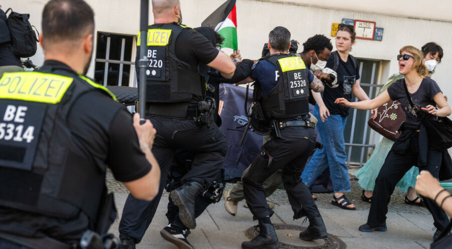Polizisten nehmen am Campus Nord der Humboldt-Universität (HU) einen Aktivisten in Gewahrsam. Foto: picture alliance/dpa/Christophe Gateau