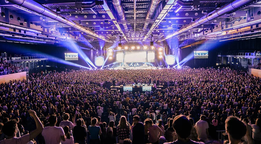In der Halle 1 der Messe Erfurt fanden die großen Plenumsveranstaltungen des CHRISTIVAL 22 statt. Foto: Uwe Rannefeld