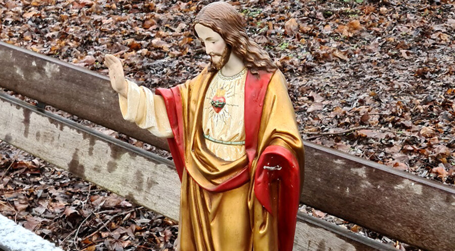 Die Statue war auf einer Parkbank gefunden worden. Foto: Polizeirevier Schorndorf