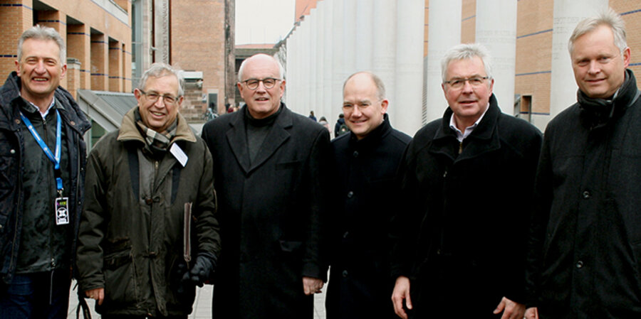 Der Fraktionsvorsitzende der CDU/CSU im Bundestag, Volker Kauder (dritter v. l.) bei der Kundgebung in Nürnberg. Foto: Open Doors/Martin Lehmeyer
