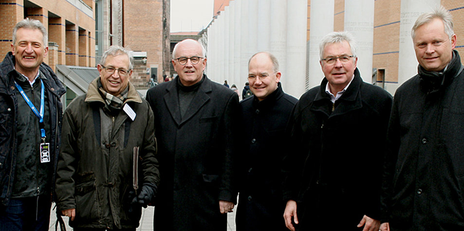 Der Fraktionsvorsitzende der CDU/CSU im Bundestag, Volker Kauder (dritter v. l.) bei der Kundgebung in Nürnberg. Foto: Open Doors/Martin Lehmeyer