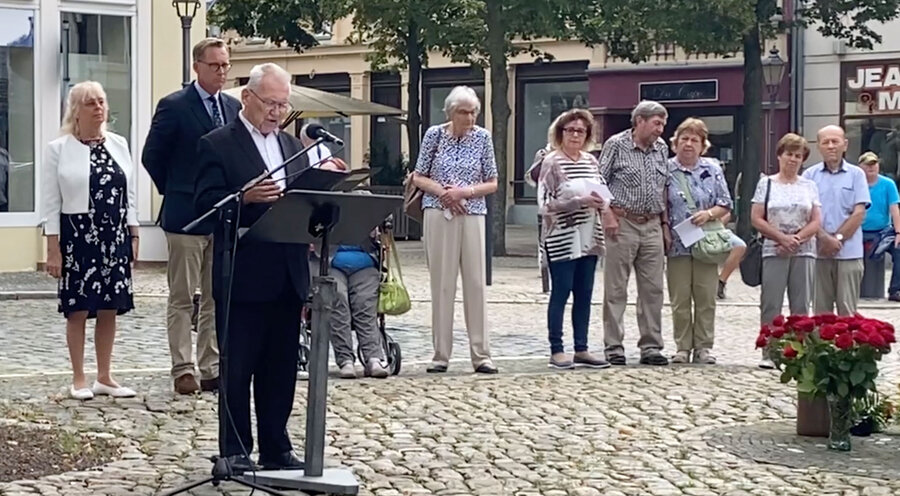 Pfarrer i.R. Dieter Ziebarth während der Gedenkveranstaltung an der Michaeliskirche Zeitz. Foto: Privat