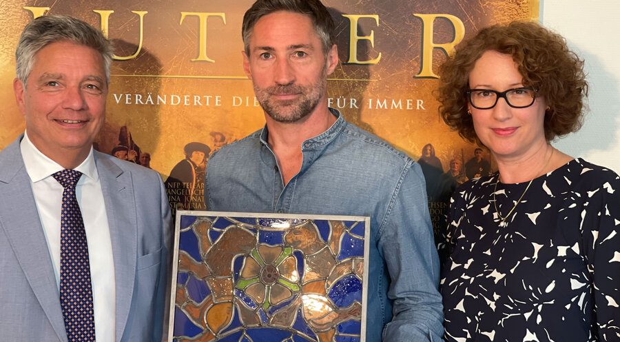 Die drei Preisträger v.l.n.r.: Alexander Thies, Benjamin Sadler mit dem Preissymbol der LutherRose und Henriette Gotaut. Foto: NFP/ Clara von Fürstenberg