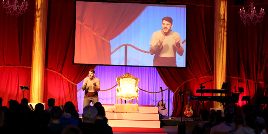 Maximilian Mohnfeld, Landesreferent für Jugendevangelisationen des Evangelischen Jugendwerks, beim Youth Prayer Congress. Foto: idea/Daniel Scholaster