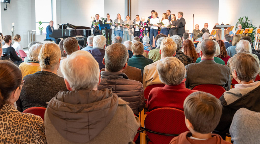 Die Unterzeichnung des Satzungsvertrags fand im Rahmen eines Festgottesdienstes in den Räumen der Evangelisch-Freikirchlichen Gemeinde (Baptisten) statt. Foto: Evangelisch-Freikirchliche Gemeinde Lage