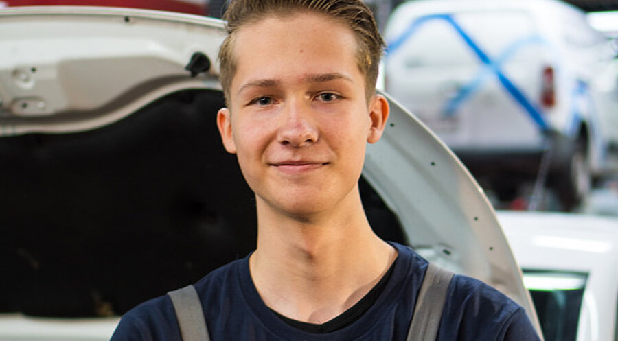 Tom Hasewinkel macht eine Ausbildung zum Kfz-Mechatroniker. Foto: Gebrüder Nolte Gruppe
