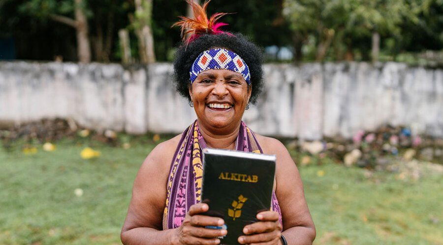 Christen in Indonesien freuen sich über eine eigene Bibel. Foto: Bibelliga