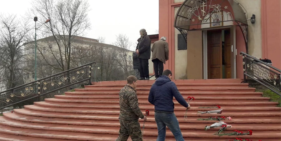 Menschen in der Kleinstadt Kisljar trauern vor der russisch-orthodoxen Kirche. Foto: picture-alliance/Nizami Gadzhibalayev/TASS/dpa