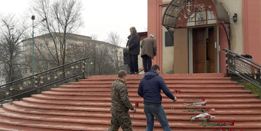 Menschen in der Kleinstadt Kisljar trauern vor der russisch-orthodoxen Kirche. Foto: picture-alliance/Nizami Gadzhibalayev/TASS/dpa